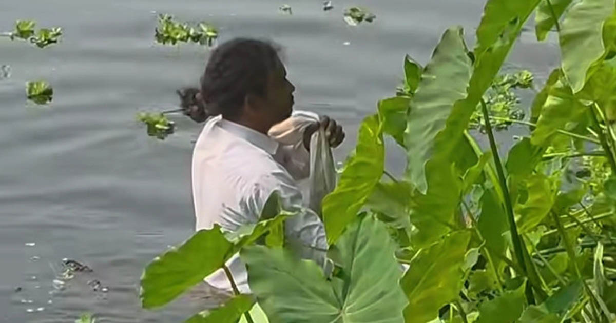 লাথি মেরে বাউল শিল্পীকে পানিতে ফেলে দিল তৌহিদী জনতা