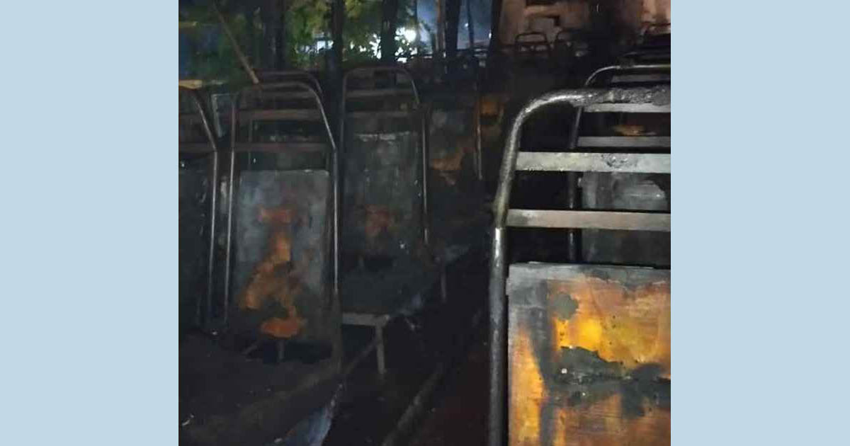 মিরপুর বেড়িবাঁধে বাসে আগুন, দগ্ধ হয়ে শ্রমিক নিহত