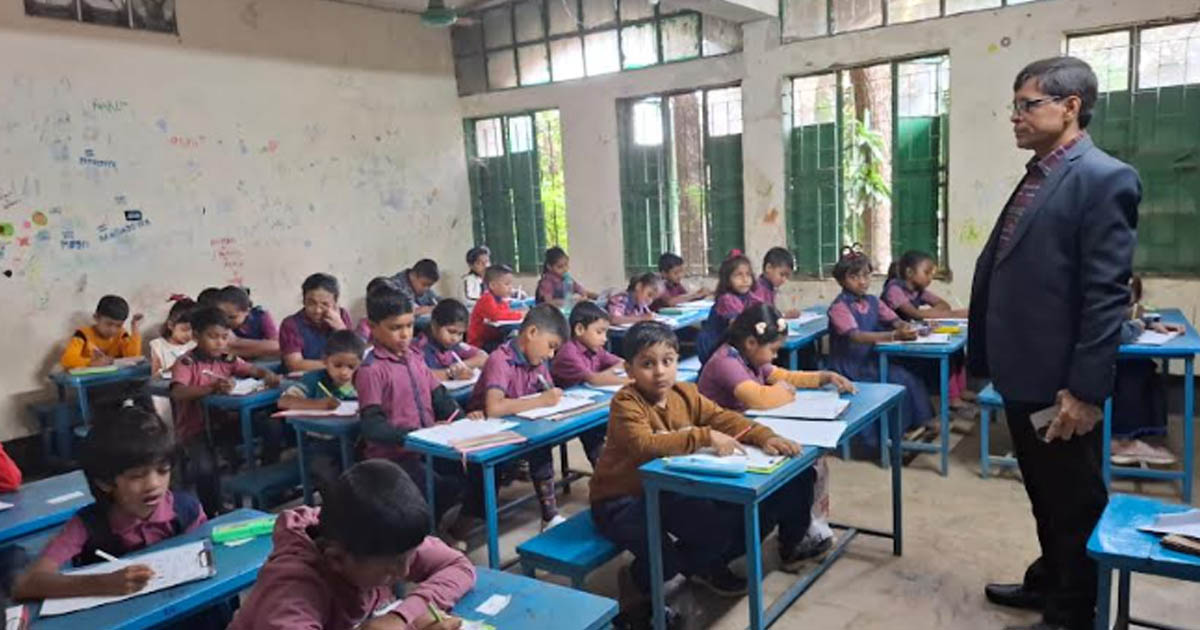 মোহনগঞ্জে একাই ৪৫০ শিক্ষার্থীর পরীক্ষা নিচ্ছেন প্রধান শিক্ষক