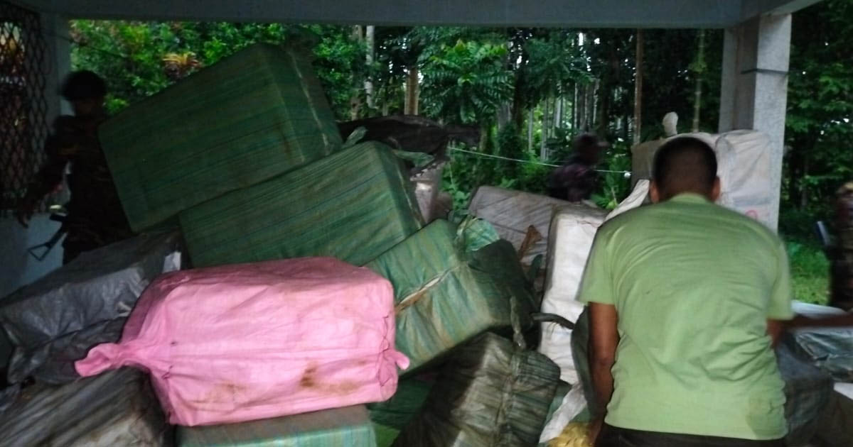 সেনাবাহিনী ও বিজিবির যৌথ অভিযানে মৌলভীবাজারে অবৈধ পণ্য জব্দ