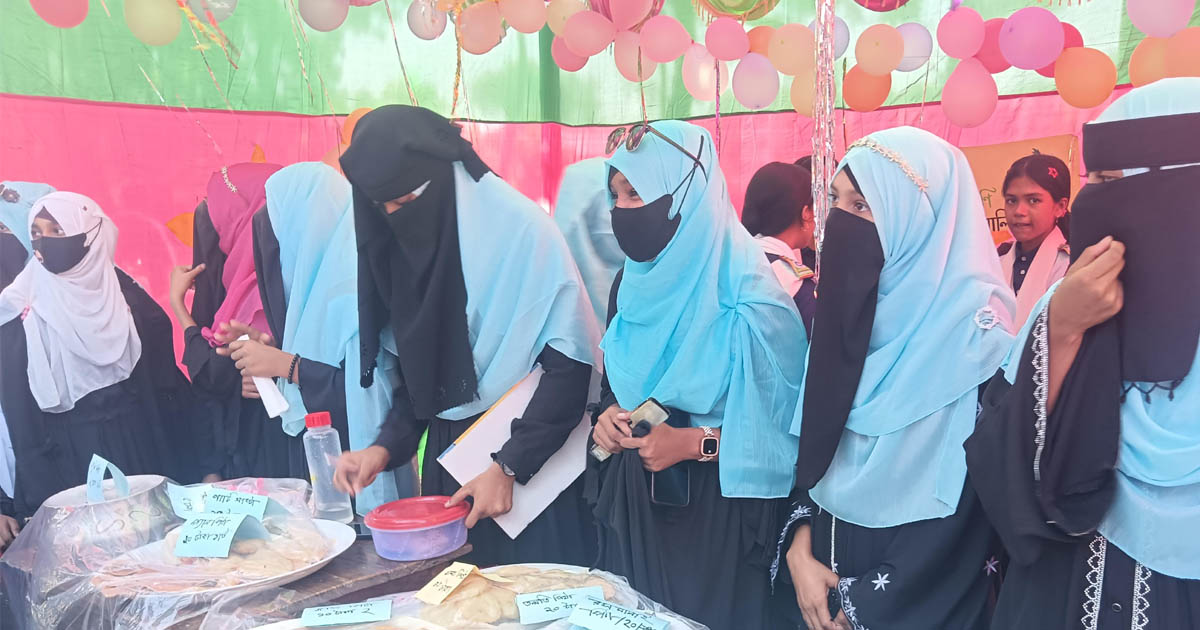 মুকসুদপুরে পিঠা উৎসব ও উপবৃত্তি প্রদান