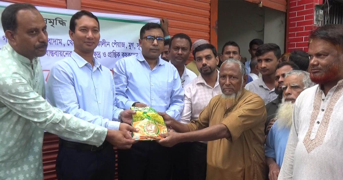 নাগেশ্বরীতে প্রান্তিক কৃষকদের মাঝে সার ও বীজ বিতরণ