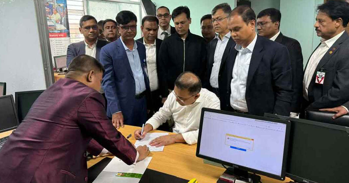 এনআইডির স্মার্ট কার্ড পেলেন তারেক রহমান