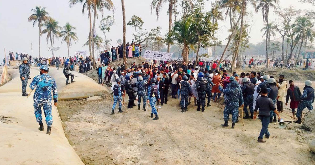 হাতিয়ায় ফেরি উদ্বোধনকে কেন্দ্র করে রণক্ষেত্র নলচিরা ঘাট: বিএনপি-এনসিপি সংঘর্ষে আহত ১০