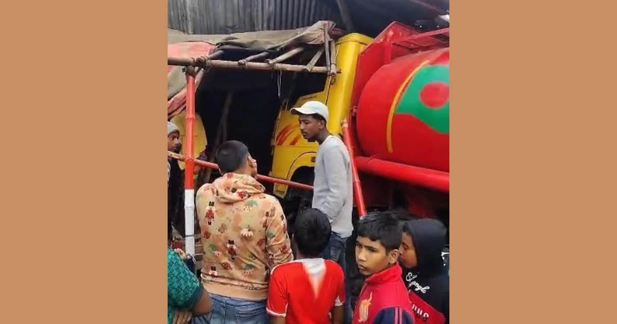 শাহজাদপুরে নিয়ন্ত্রণ হারিয়ে মুদি দোকানে তেলবাহী লরি, আহত ৫
