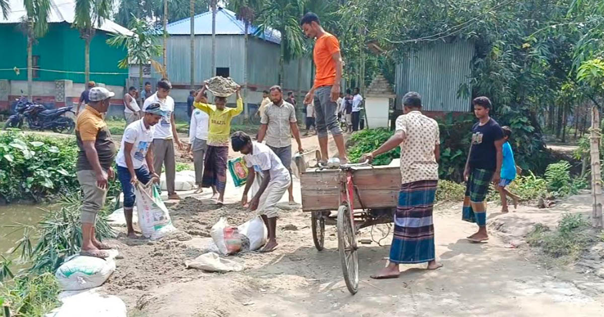 পাটগ্রামে কালভার্টের সংযোগ সড়ক ভেঙে দুর্ভোগ, স্বেচ্ছাসেবক দলের উদ্যোগে মেরামত