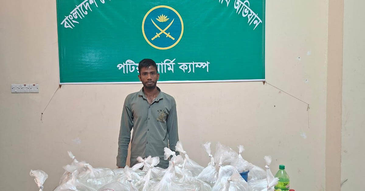 পটিয়ায় সেনাবাহিনীর অভিযান: লক্ষাধিক টাকার মদসহ মাদক ব্যবসায়ী আটক