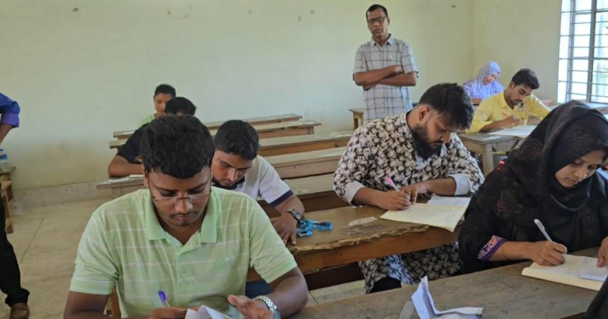 পীরগঞ্জে বাউবির পরীক্ষায় প্রকাশ্যে নকলের অভিযোগ