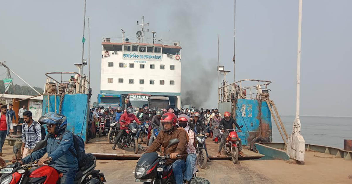 ভোট দিতে বাড়ি ফিরছে মানুষ, দৌলতদিয়া ঘাটে ভিড়