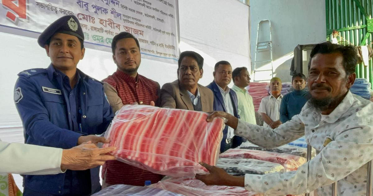রাঙামাটিতে শীতার্তদের মাঝে শীতবস্ত্র বিতরণ করলেন হাবীব আজম