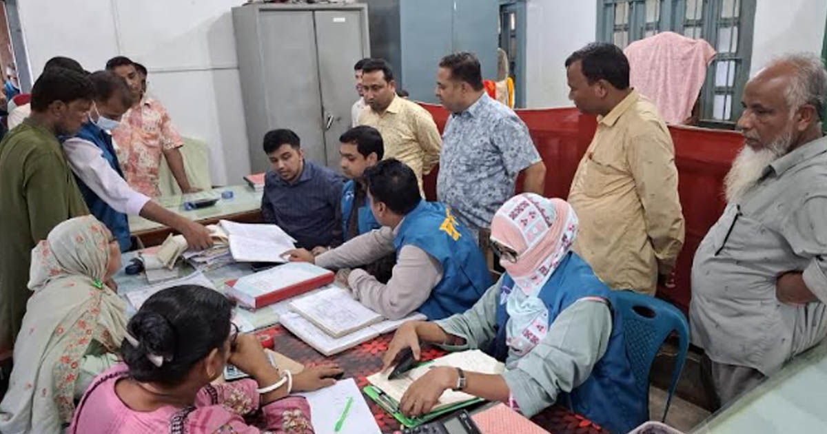 রাণীশংকৈলে সাব-রেজিস্ট্রার অফিসে দুদকের অভিযান