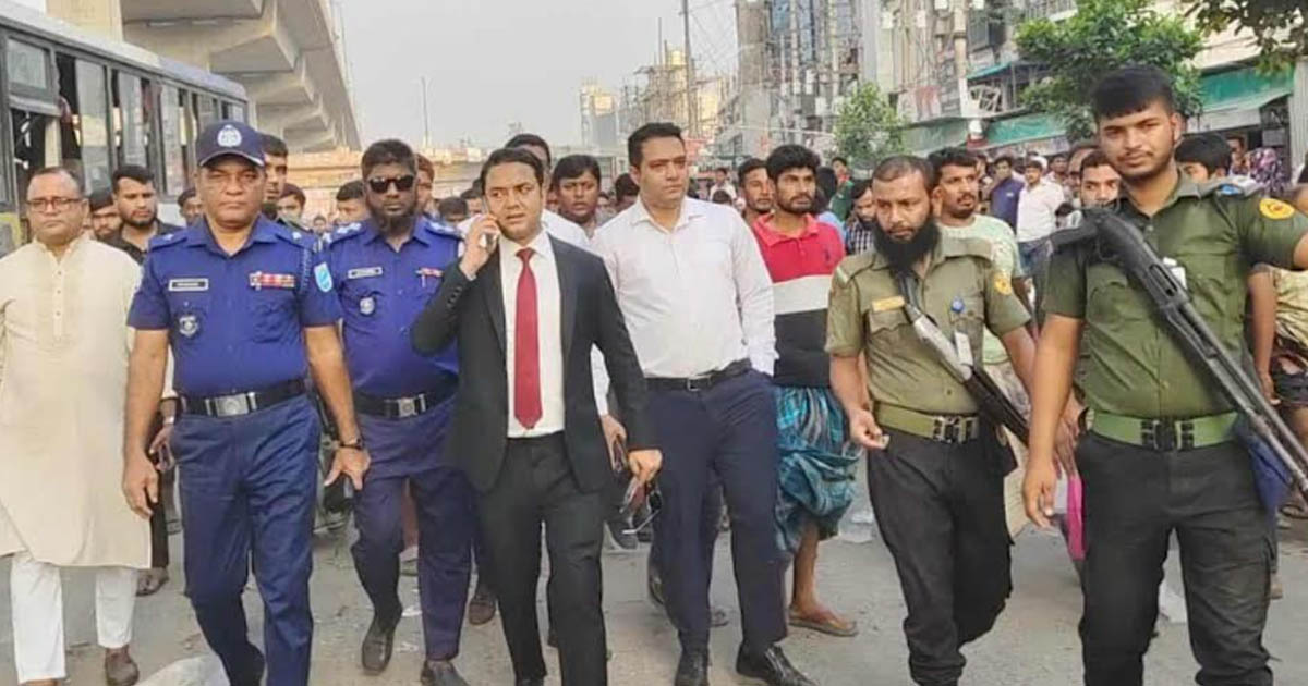 রূপগঞ্জে মহাসড়কের ফুটপাত উচ্ছেদে উপজেলা প্রশাসন ও পুলিশের যৌথ অভিযান