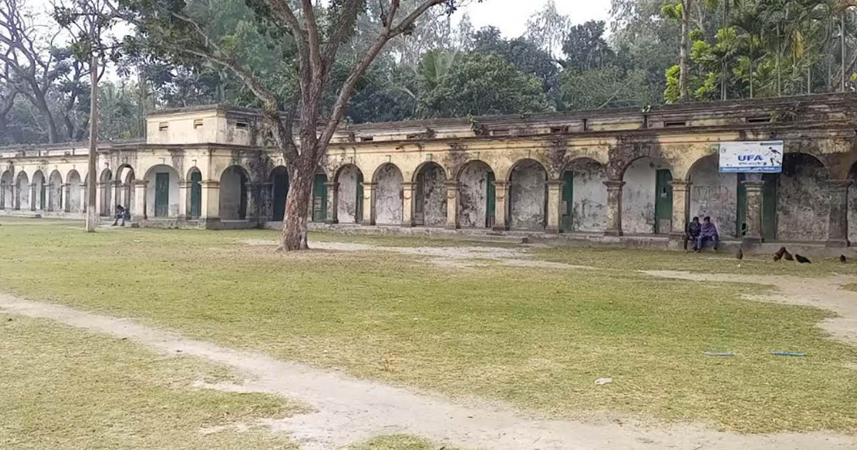 সাঘাটায় ভরতখালী উচ্চ বিদ্যালয়ের জরাজীর্ণ ভবনে জীবনের ঝুঁকি নিয়ে পাঠদান