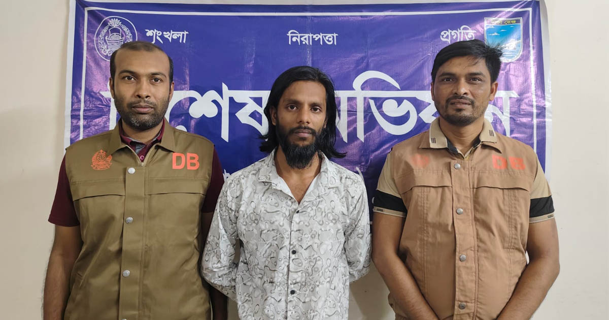 সাভারে ডিবি পুলিশের অভিযানে ছিনতাইকারী আটক