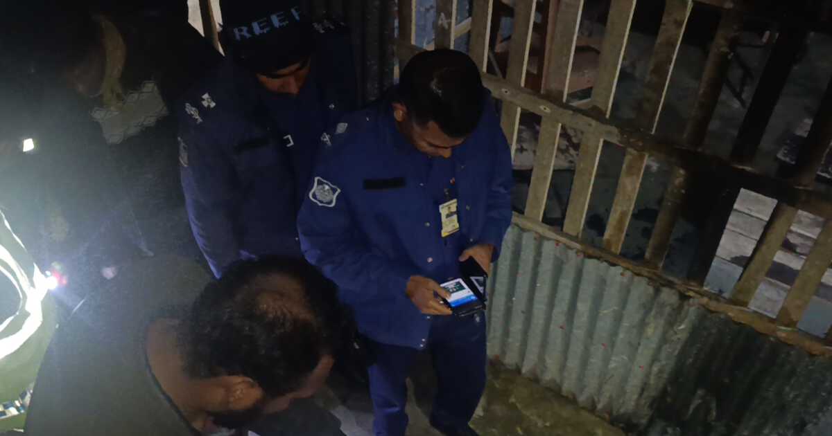 দুমকিতে ভোটকেন্দ্রে দুর্বৃত্তদের আগুন, দায়িত্বে গাফিলতির অভিযোগ