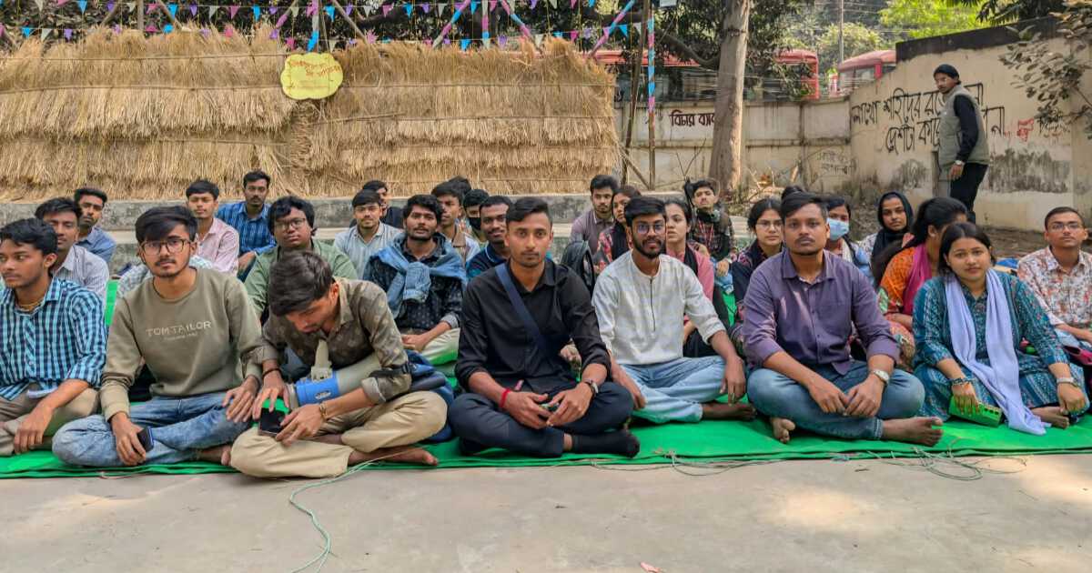 জবিতে কেন্দ্রীয় মন্দির স্থাপনের দাবিতে সনাতনী শিক্ষার্থীদের অবস্থান