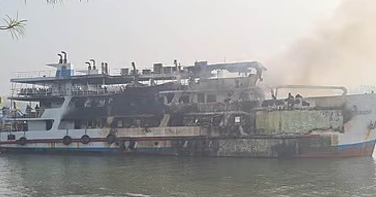 সেন্ট মার্টিনগামী জাহাজে অগ্নিকাণ্ড: অল্পের জন্য রক্ষা পেলেন দুই শতাধিক পর্যটক