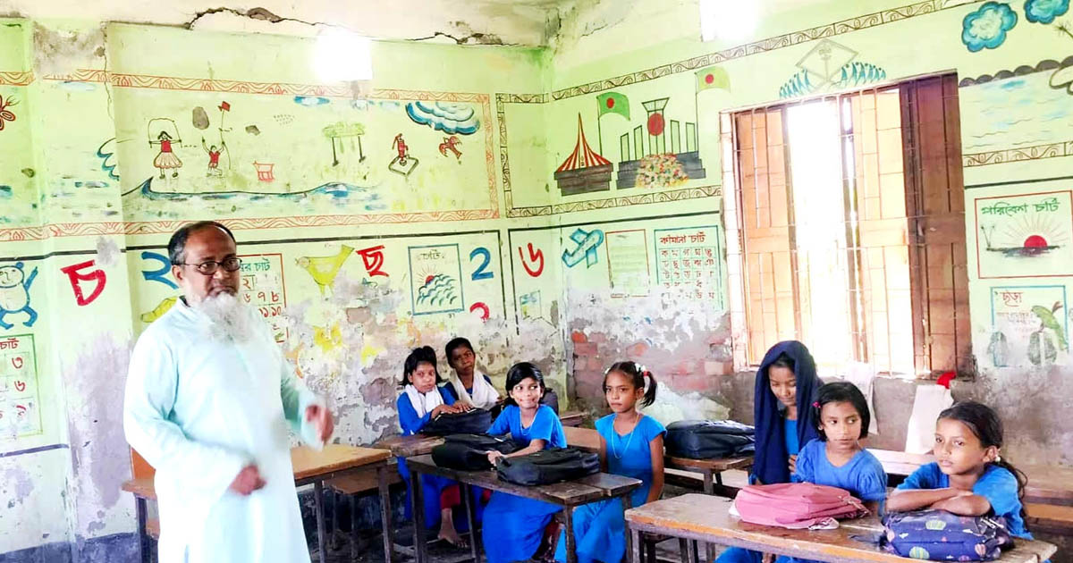ঈশ্বরগঞ্জে ভাঙা ভবনের নিচে ক্লাস করছে ১৫৪ শিক্ষার্থী