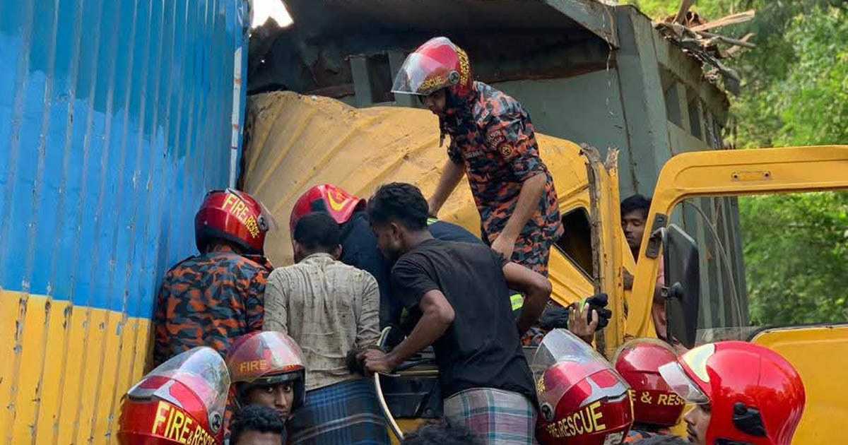 সীতাকুণ্ডে দুই সড়ক দুর্ঘটনায় নিহত ১, আহত ১