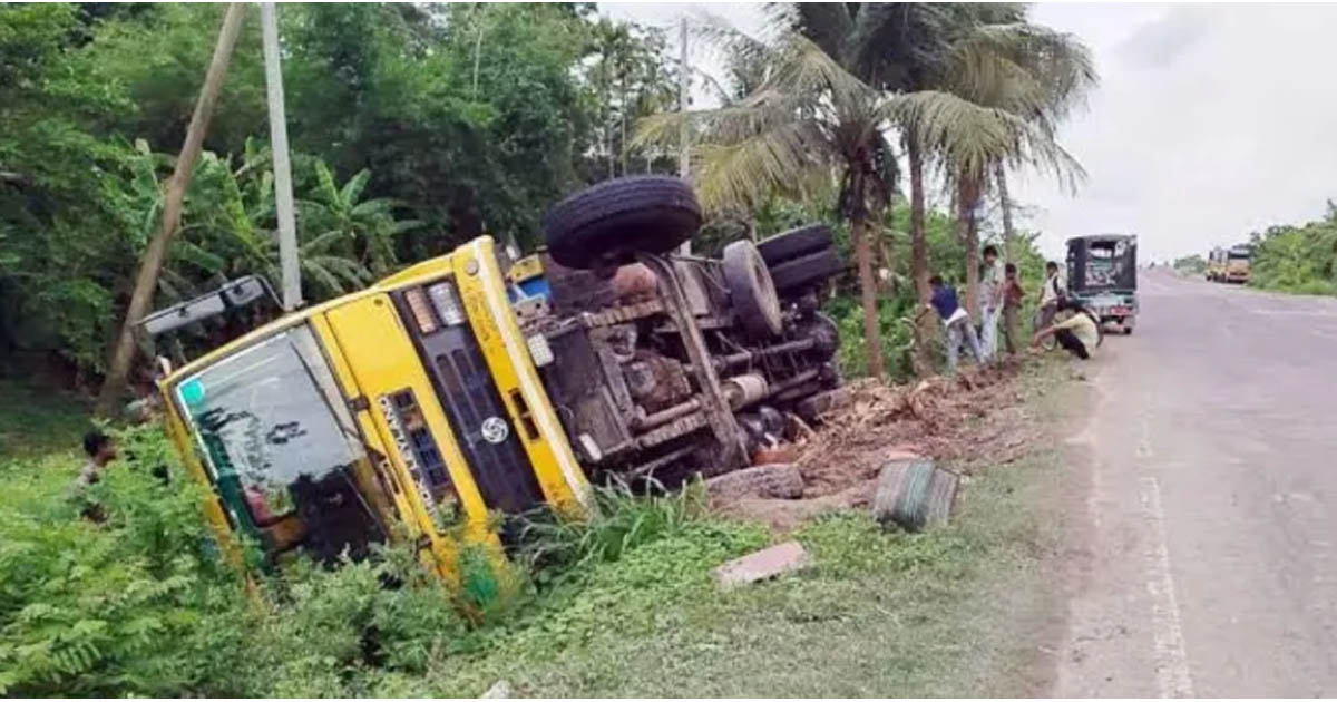 সংকীর্ণ সড়কে অনিয়ন্ত্রিত যানবাহন, বাড়ছে মৃত্যুর মিছিল