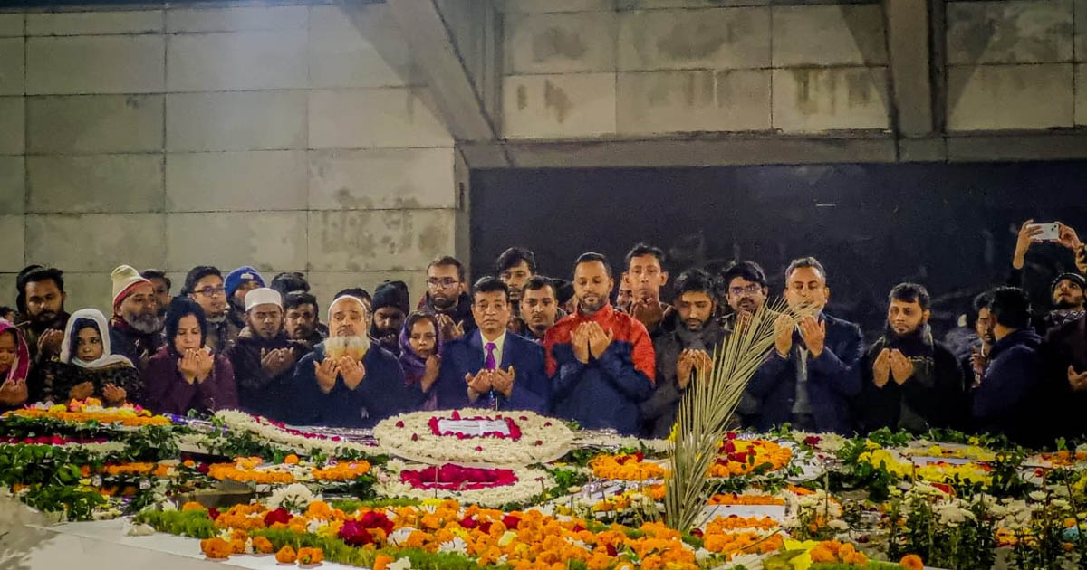 বেগম খালেদা জিয়ার কবরে শেকৃবি বৃহত্তর বগুড়া সমিতির শ্রদ্ধাঞ্জলি