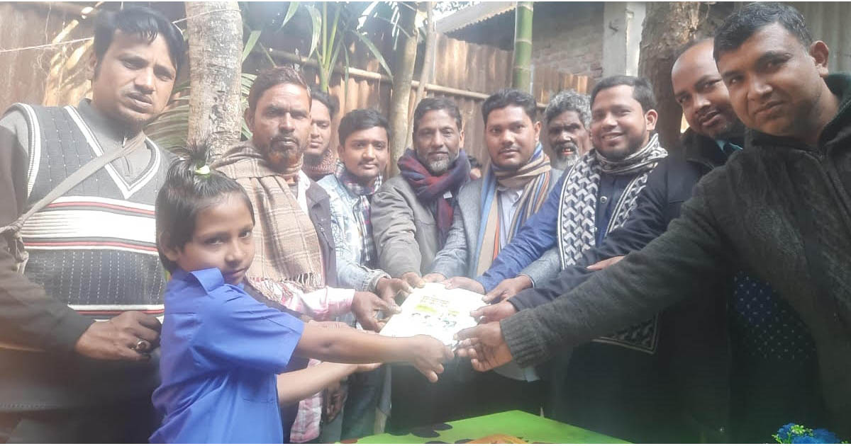 সুন্দরগঞ্জে রেণু বিদ্যাকাননে বই বিতরণ ও ক্লাস উদ্বোধন
