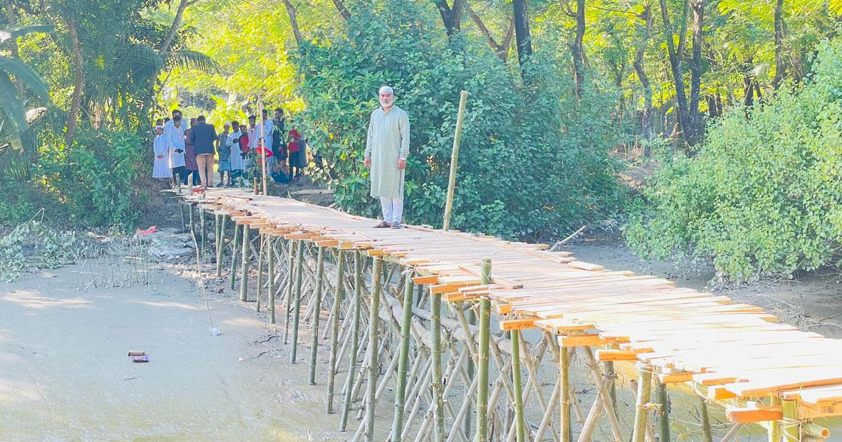 সন্দ্বীপে খালেদা জিয়ার রোগমুক্তি কামনায় কাঠের ব্রিজ নির্মাণ