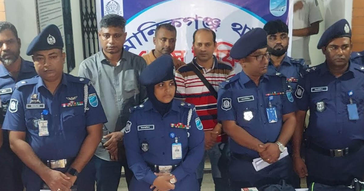 ‘ভাড়াটে লোক দিয়ে নিজেই লুটের নাটক সাজান দোকান মালিক’