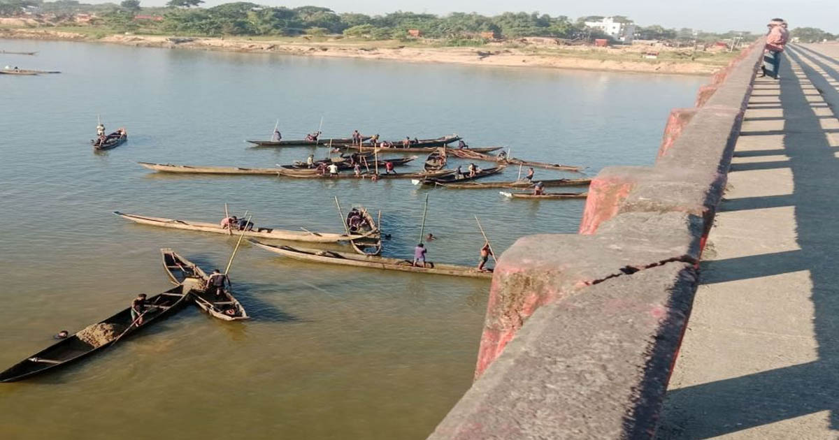 সিলেটে নদী থেকে বালু উত্তোলন, ৪টি নৌকাসহ আটক ১