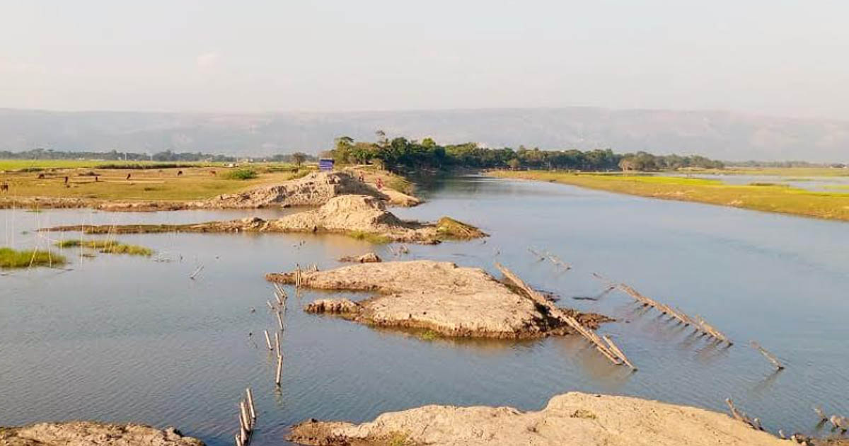 অরক্ষিত আলমখালি বাঁধ: কাজ করানোর লোক পাচ্ছে না পাউবো