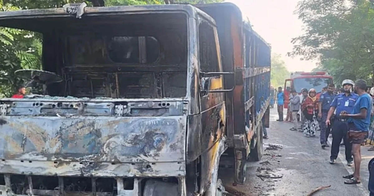 পদ্মা সেতুর সামনে আওয়ামী লীগের অবরোধ, ট্রাকে আগুন