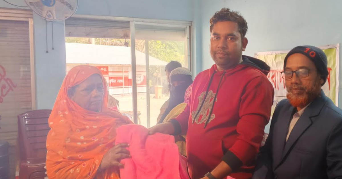 টুঙ্গিপাড়া প্রেস ক্লাবের উদ্যোগে দরিদ্র ও অসহায় শীতার্তদের মাঝে কম্বল বিতরণ