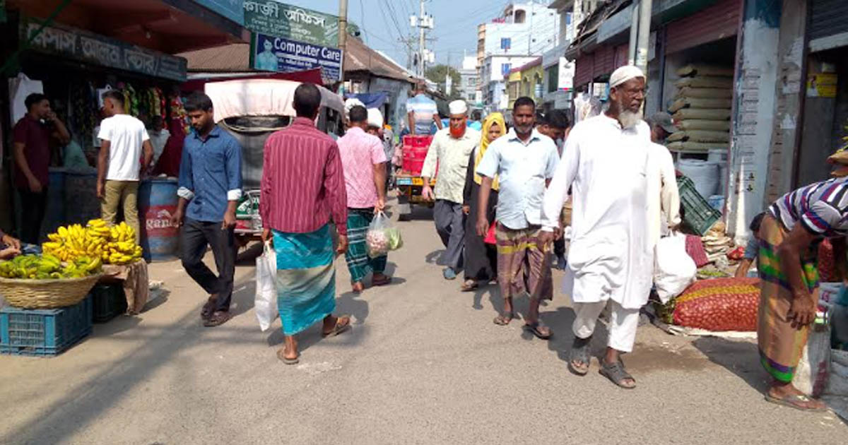 ভাঙ্গুড়ায় সড়কের ওপর হাট, ভোগান্তিতে জনসাধারণ