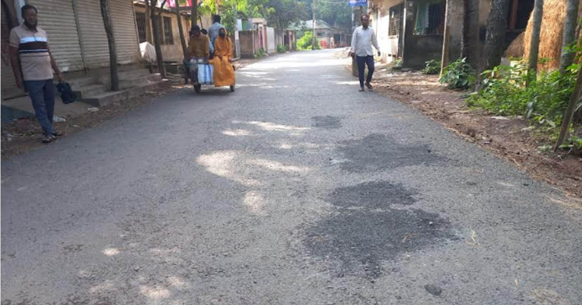 ভাঙ্গুড়া পৌরসভার সড়কে কার্পেটিংয়ে গর্ত, নিম্নমানের কাজের অভিযোগ