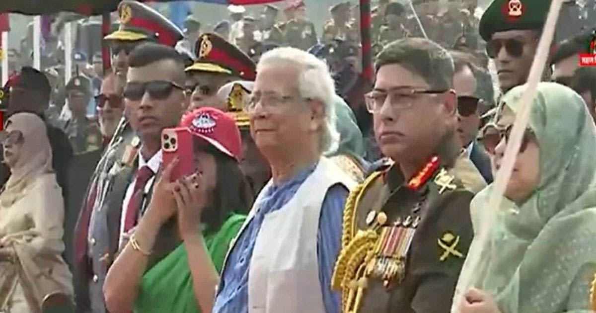 বিজয় দিবসে সশস্ত্র বাহিনীর আয়োজনে প্রধান উপদেষ্টা ড. ইউনূস