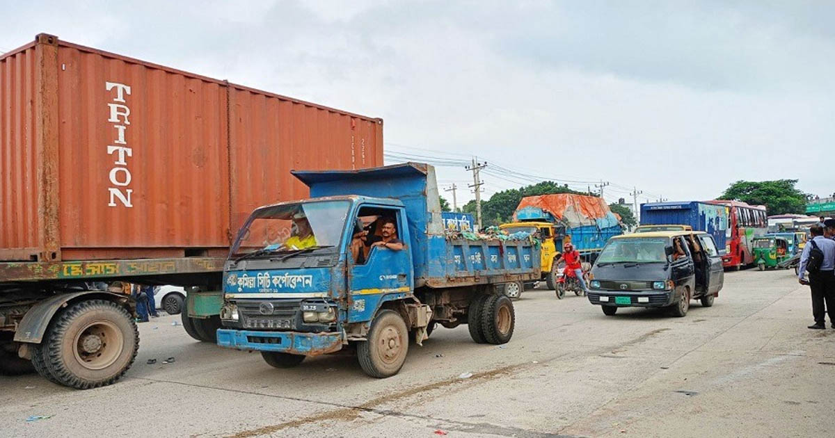 তোয়াক্কা করছে না পণ্যবাহী গাড়িচালকরা