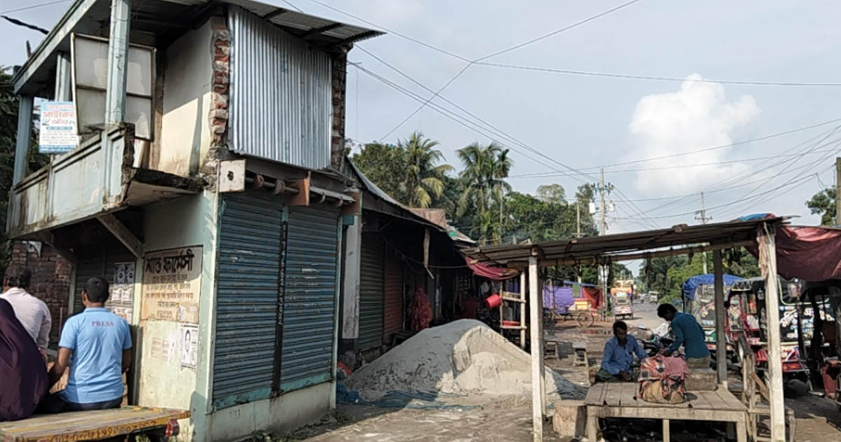 জামালপুরে রাস্তা দখল করে স্থাপনা নির্মাণ, যান চলাচলে ভোগান্তি