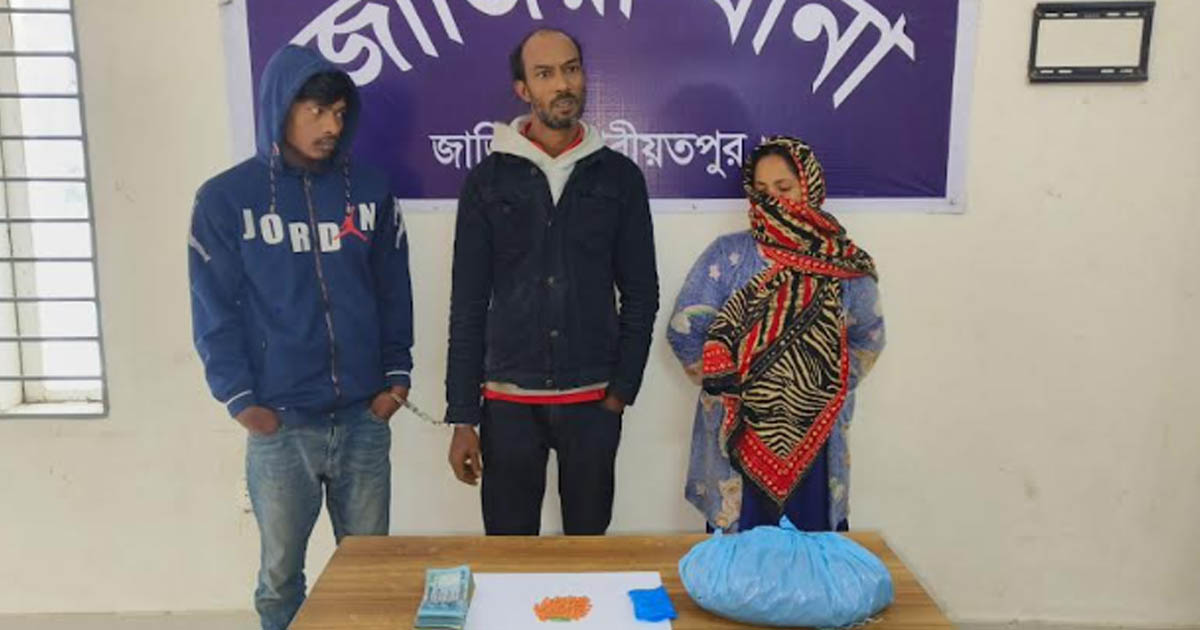 গাঁজা ও ইয়াবাসহ জাজিরায় আটক ৩