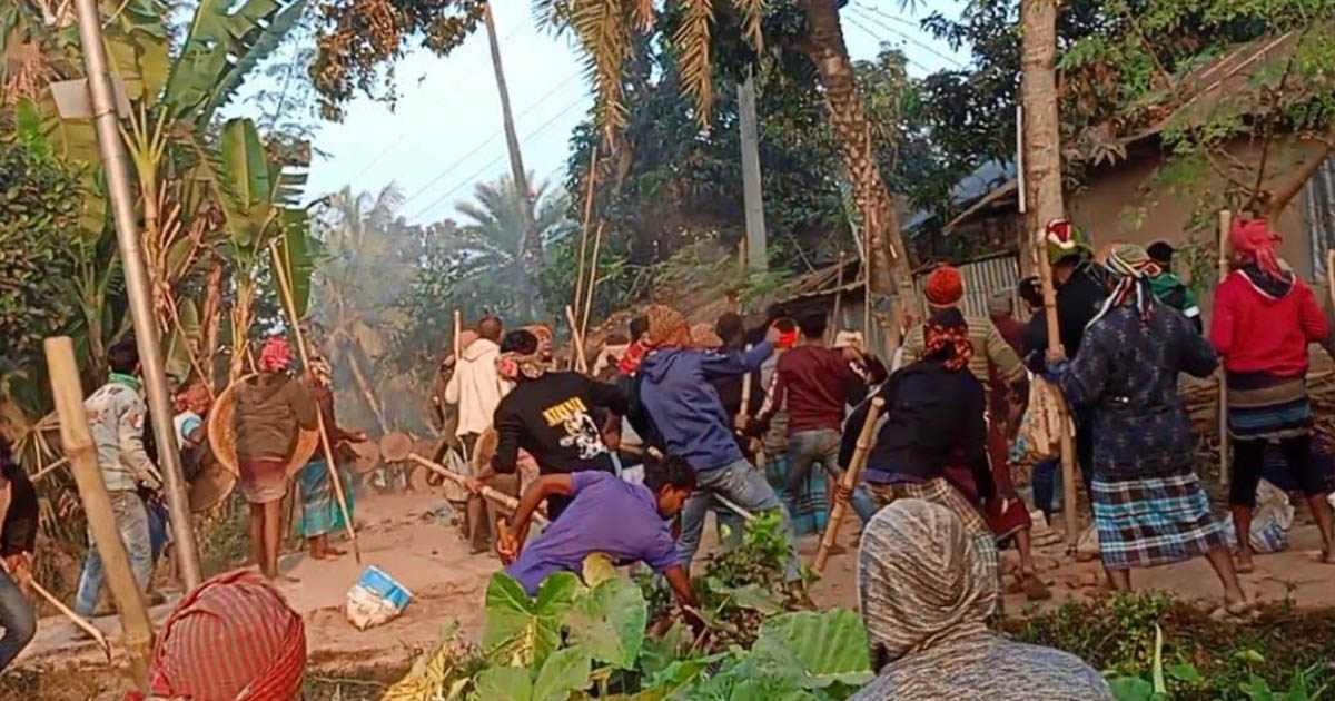 ঝিনাইদহে আধিপত্য বিস্তার নিয়ে দু’পক্ষের সংঘর্ষে ১০ জন আহত, বাড়ি-ঘর ভাংচুর