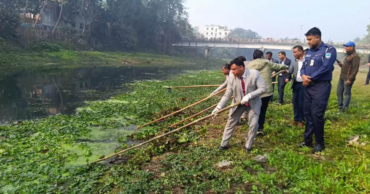 নবগঙ্গা নদীর পরিচ্ছন্নতা অভিযান শুরু করেছেন ঝিনাইদহের ডিসি মাসউদ