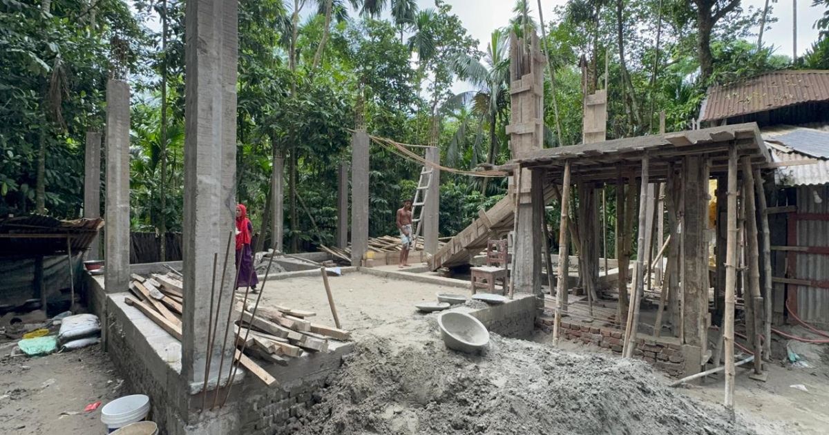 কাজিরহাটে আদালতের নিষেধাজ্ঞা অমান্য করে ঘর নির্মাণের অভিযোগ