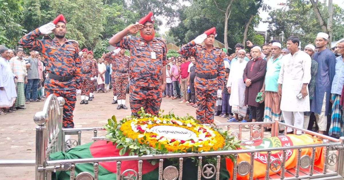 পানিতে ডুবে মারা যাওয়া ডুবুরি সাদিকের জানাজা সম্পন্ন