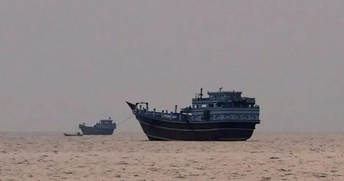হরমুজ প্রণালীতে দুই তেলবাহী ট্যাঙ্কারে ভয়াবহ আগুন