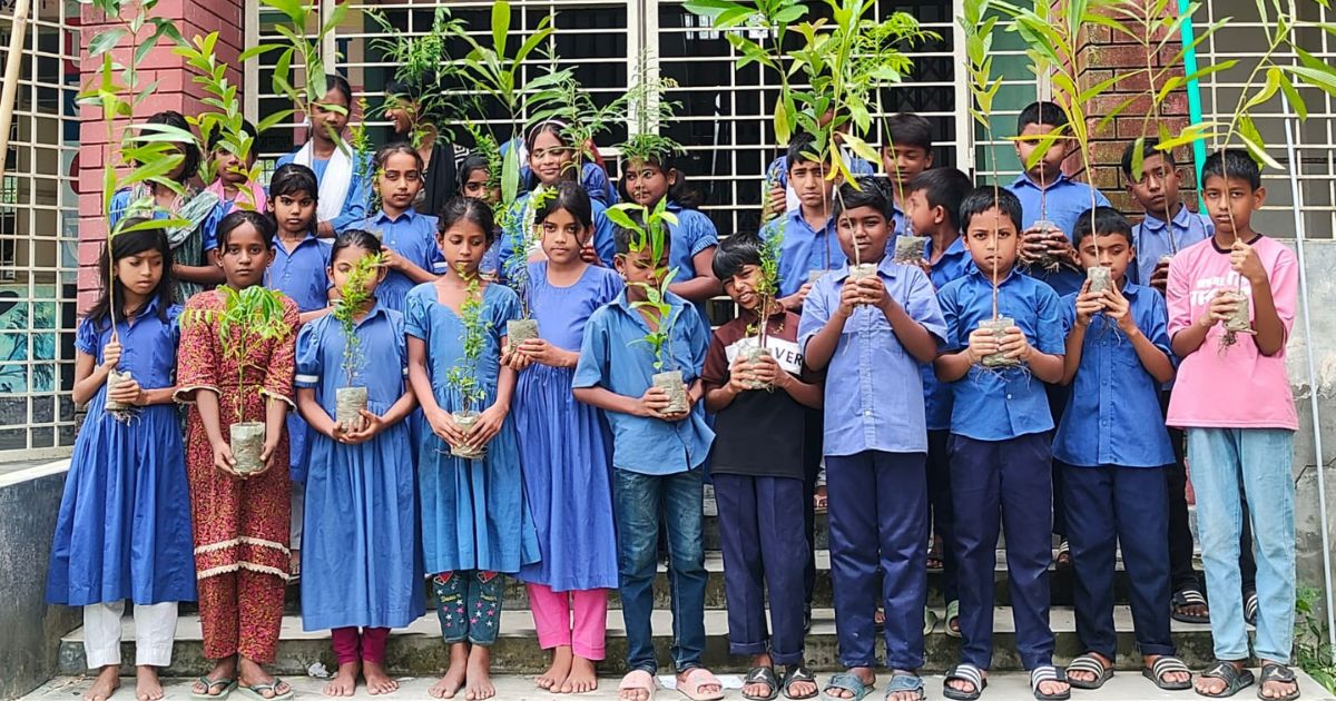 জলবায়ু পরিবর্তন মোকাবিলায় শিক্ষার্থীদের মাঝে চারা বিতরণ