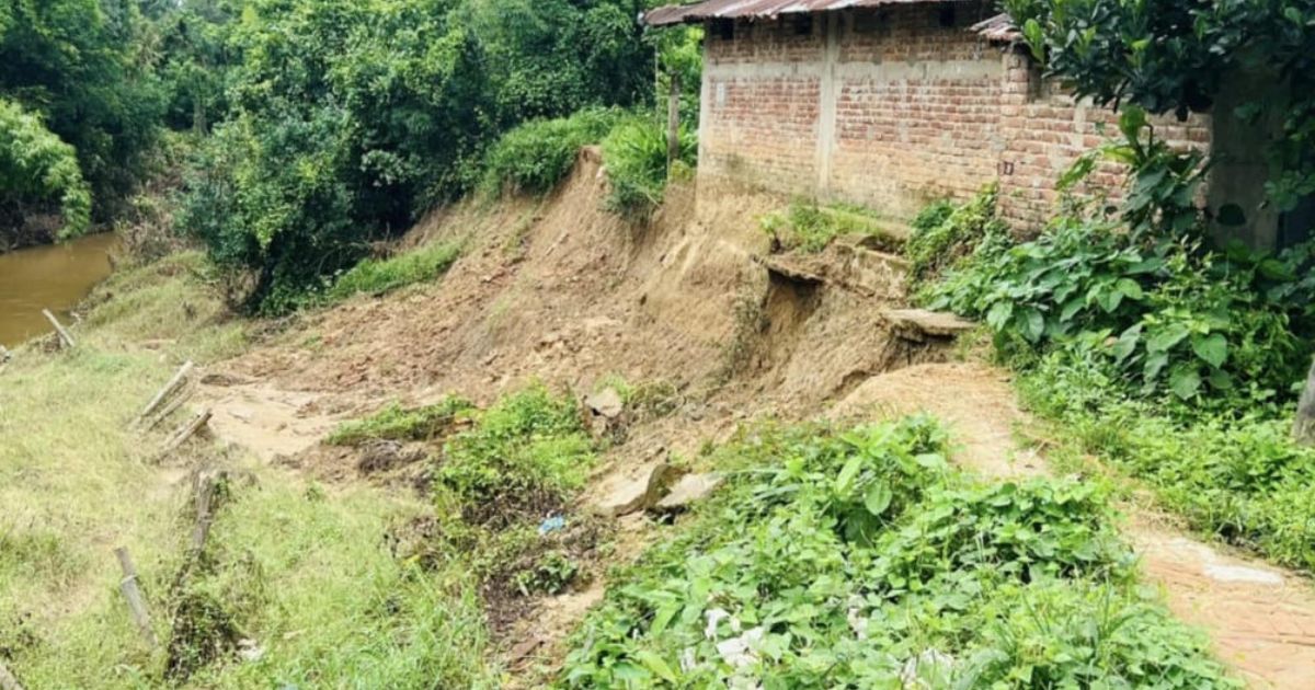 খালের ভাঙনে বিলীন হয়ে গেছে সুখছড়ি সড়ক, চলাচল বন্ধ