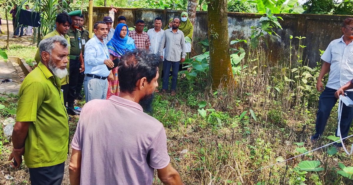 ঈশ্বরগঞ্জ স্বাস্থ্য কমপ্লেক্সে আধুনিক ডাস্টবিন নির্মাণে স্থান পরিদর্শন করলেন ইউএনও