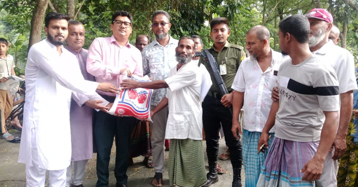 টুঙ্গিপাড়ায় ১০০ বন্যার্ত পরিবারের মাঝে উপজেলা প্রশাসনের ত্রাণ বিতরণ