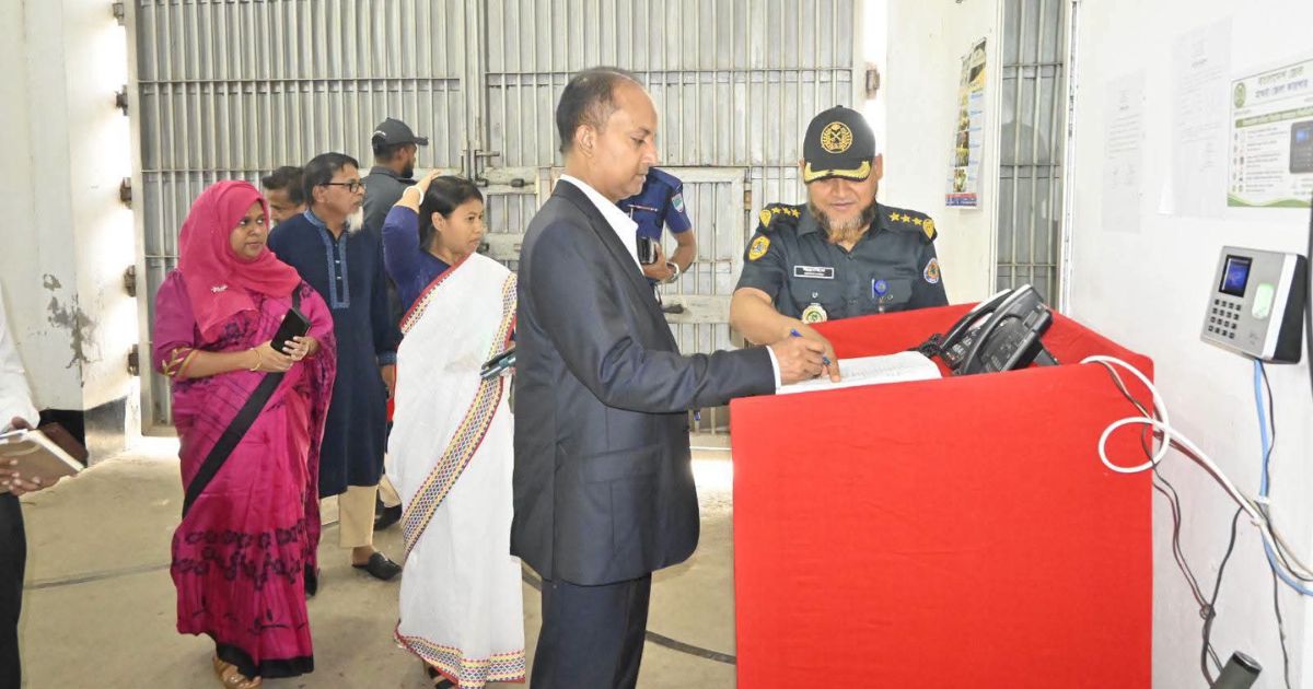 জেলা কারাগার ও ভূমি অফিস পরিদর্শন করলেন মাগুরা জেলা প্রশাসক