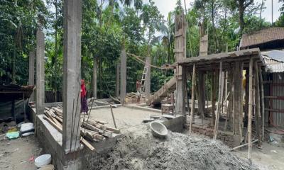 কাজিরহাটে আদালতের নিষেধাজ্ঞা অমান্য করে ঘর নির্মাণের অভিযোগ