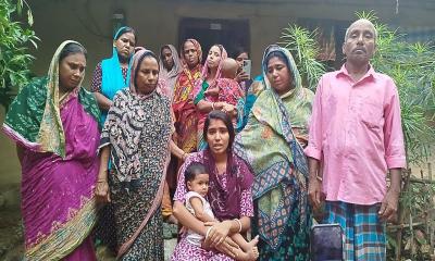 সাত মাসের শিশুকে বুকে নিয়ে মৃত্যুর সঙ্গে লড়ছেন ২১ বছরের টুম্পা